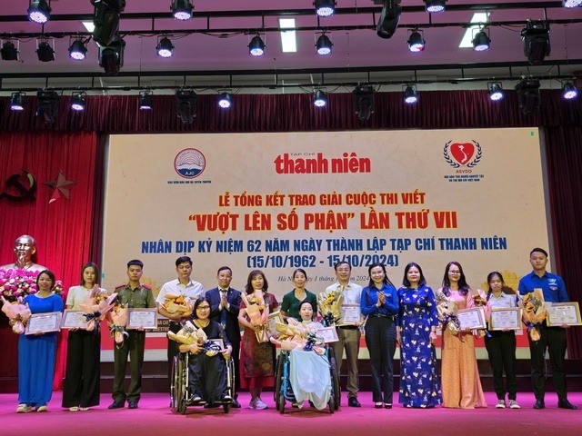 Đồng chí Nguyễn Phạm Duy Trang, Bí thư Trung ương Đoàn, Chủ tịch Hội đồng Đội Trung ương và đồng chí Trần Thị Dung, Phó chủ tịch Hội bảo trợ Người khuyết tật và trẻ mồ côi Việt Nam cùng Nhà báo Nguyễn Toàn Thắng, Bí thư chi bộ, Tổng biên tập Tạp chí Thanh niên, Trưởng ban tổ chức cuộc thi chụp ảnh lưu niệm cùng các tác giả đoạt giải