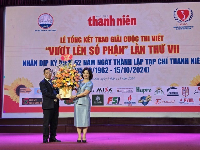 Đồng chí Nguyễn Mỹ Linh, Phó vụ trưởng Vụ Báo chí xuất bản Ban tuyên giáo Trung ương tặng lẵng hoa Nhà báo Nguyễn Toàn Thắng, Bí thư chi bộ, Tổng biên tập chúc mừng Tạp chí Thanh niên nhân dịp 62 năm thành lập