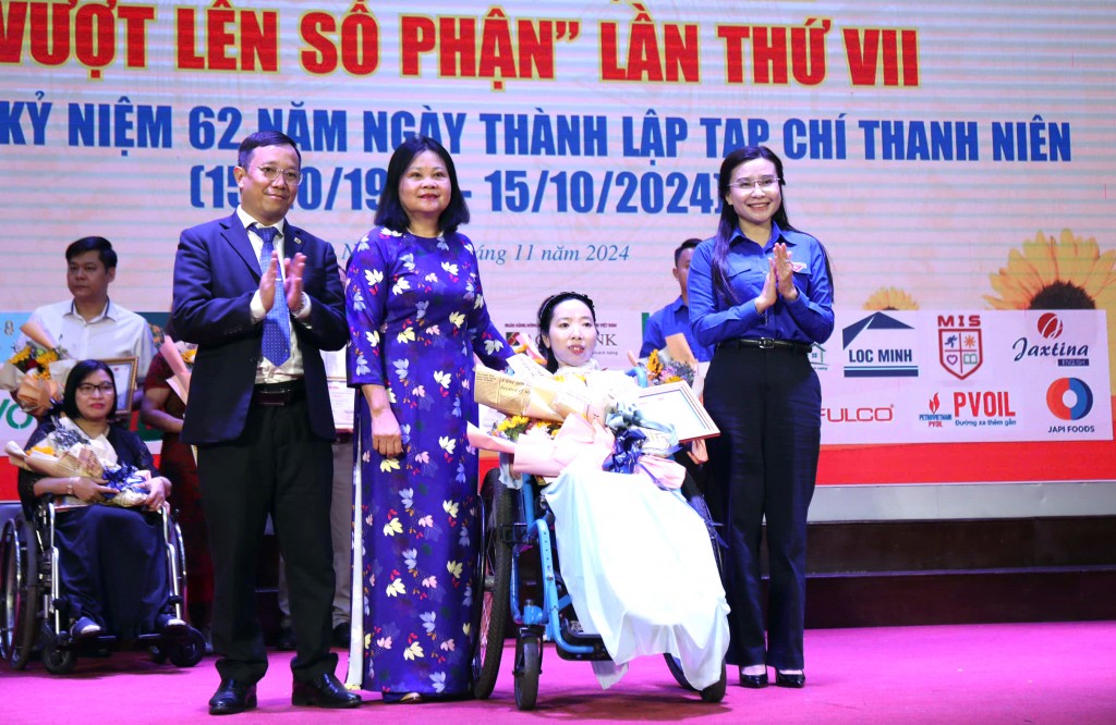 Chị Nguyễn Phạm Duy Trang – Bí thư T.Ư Đoàn, Chủ tịch Hội đồng Đội T.Ư trao giải Đặc biệt cho chị Nguyễn Phương Thúy