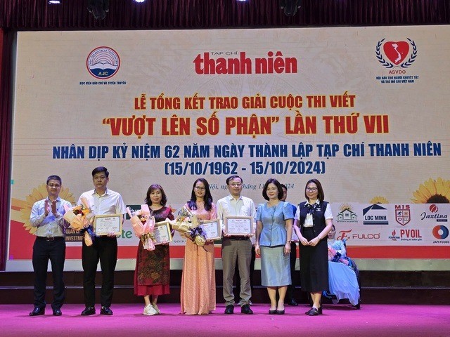 Đồng chí Nguyễn Mỹ Linh, Phó vụ trưởng Vụ Báo chí - xuất bản (Ban Tuyên giáo Trung ương) và đồng chí Tô Hồng Nam, Phó cục trưởng Cục CNTT (Bộ Giáo dục và Đào tạo) và bà Hà Thanh Bình, CEO Goldfuit và Wikifoods trao giải c tới các tác giả Phạm Thị Kim Chi, Nguyễn Tiến Thành, Bùi Thị Thoa, Hoàng Văn Giang, Trần Nguyễn Phương Vy - Thanh Huệ