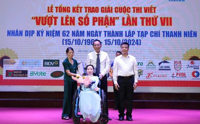 Nhà báo Đỗ Quanh Huỳnh, Phó tổng biên tập Tạp chí Thanh niên và ông Hoàng Văn Lược, chủ tịch cán bộ Trường THPT Đa Trí Tuệ trao giải thưởng Nhân vật truyền cảm hứng tới tác giả Nguyễn Phương Thúy