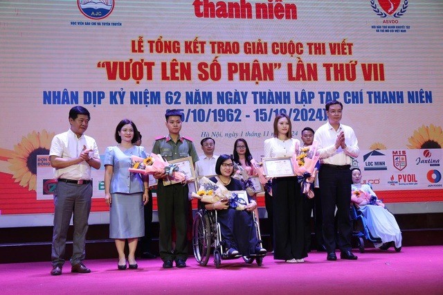 Đồng chí Nguyễn Mỹ Linh, Phó vụ trưởng Vụ Báo chí - xuất bản (Ban Tuyên giáo Trung ương), đồng chí Trần Thanh Giang, Phó chủ tịch Hội đồng trường, Phó giám đốc Học viện Báo chí và Tuyên truyền và ông Lê Anh Tuấn, Phó tổng giám đốc Tổng công ty thương mại Hà Nội trao giải B tới các tác giả Võ Anh Tuấn, Lê Thị Hà, Lâm Thanh Thu