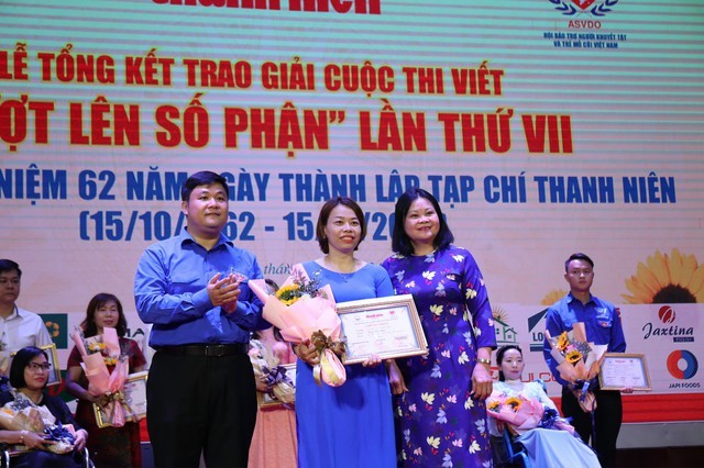 Đồng chí Trần Thị Dung, Phó chủ tịch Hội bảo trợ Người khuyết tật và trẻ mồ côi Việt Nam và đồng chí Nguyễn Thái An, UVBTV Trung ương Đoàn, Trưởng Ban Tuyên giáo Trung ương Đoàn trao giải A tới tác giả Trần Thị Hiền