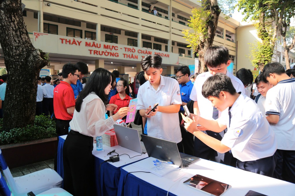 Ngày hội có nhiều gian hàng trải nghiệm cho các em học sinh