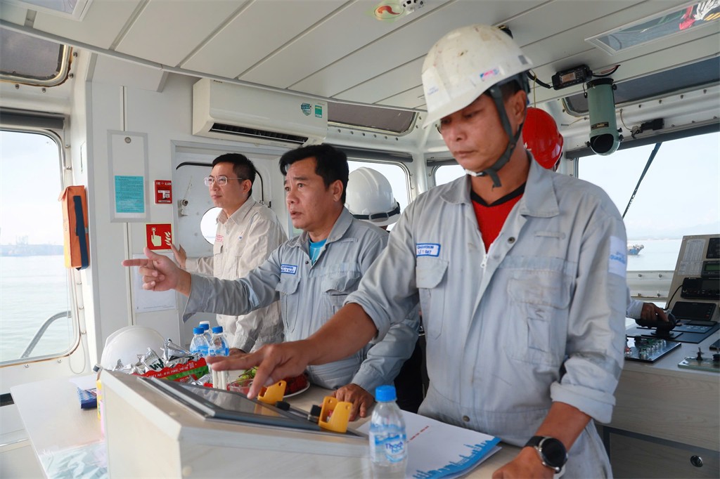 Ông Mai Tuấn Đạt – Phó Tổng Giám đốc BSR (ngoài cùng bên trái) kiểm tra, giám sát buổi thực tập. Ông Mai Tuấn Đạt – Phó Tổng Giám đốc BSR (ngoài cùng bên trái) kiểm tra, giám sát buổi thực tập.