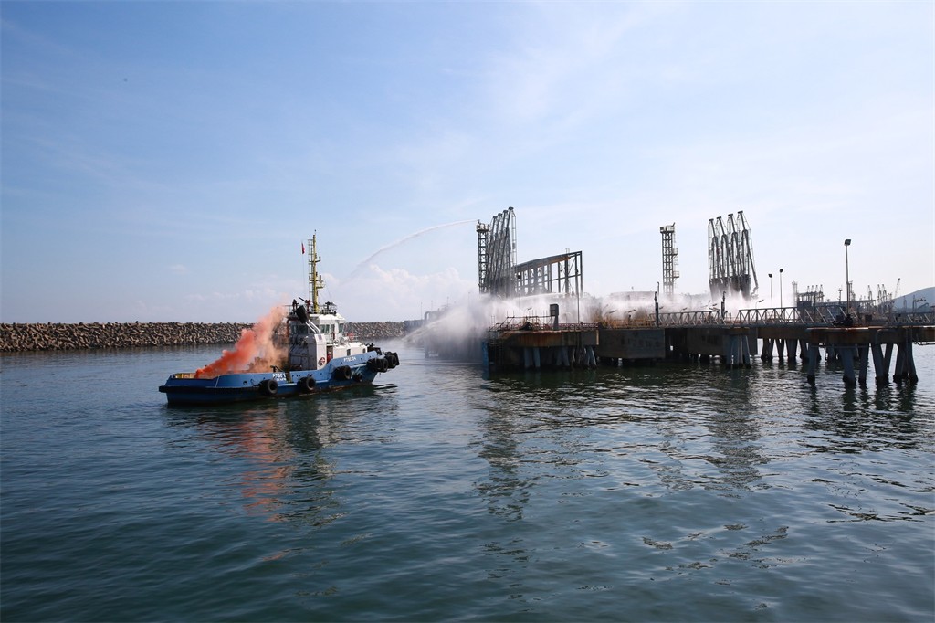 Tàu đang nhập hàng tại cảng Jetty có dầu DO phun trên boong tàu và tràn xuống biển với khối lượng ước tính khoảng 3 tấn. Trong quá trình ứng phó trên boong do tĩnh điện có phát sinh đám cháy nhỏ phía mũi tàu. Tàu đang nhập hàng tại cảng Jetty có dầu DO phun trên boong tàu và tràn xuống biển với khối lượng ước tính khoảng 3 tấn. Trong quá trình ứng phó trên boong do tĩnh điện có phát sinh đám cháy nhỏ phía mũi tàu.