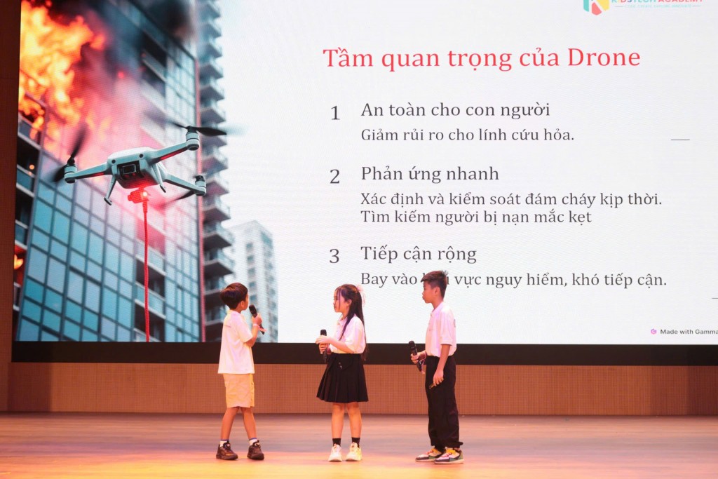 Học sinh trường Kidtech Academy thuyết trình về ý tưởng “Dùng Drone (máy bay không người lái) trong phòng cháy chữa cháy” để lại nhiều ấn tượng với ban giám khảo