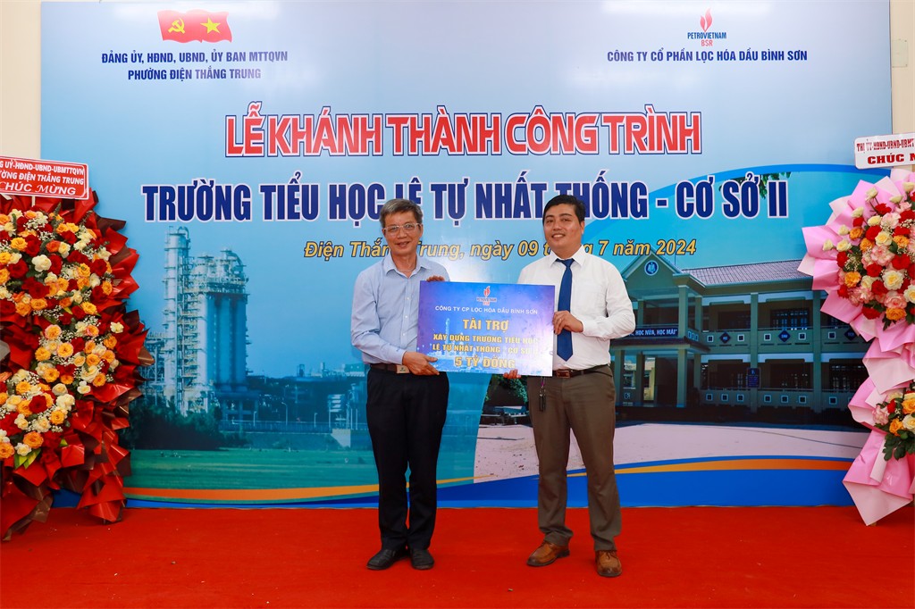 Đại diện BSR trao biển tượng trưng tài trợ cho phường Điện Thắng Trung.