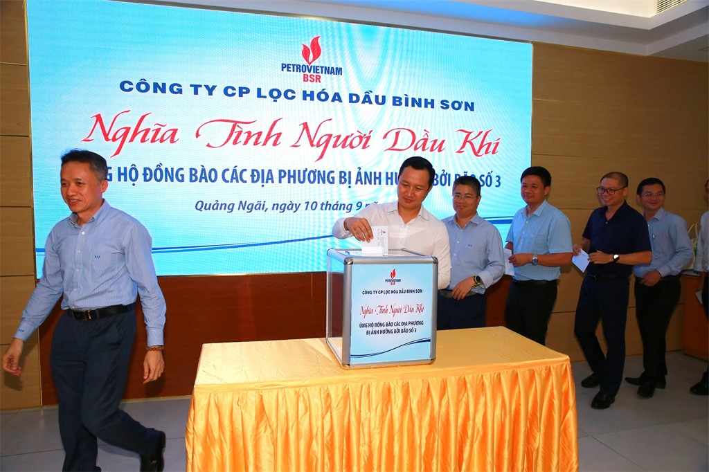 Ban lãnh đạo Công ty BSR thực hiện quyên góp ủng hộ