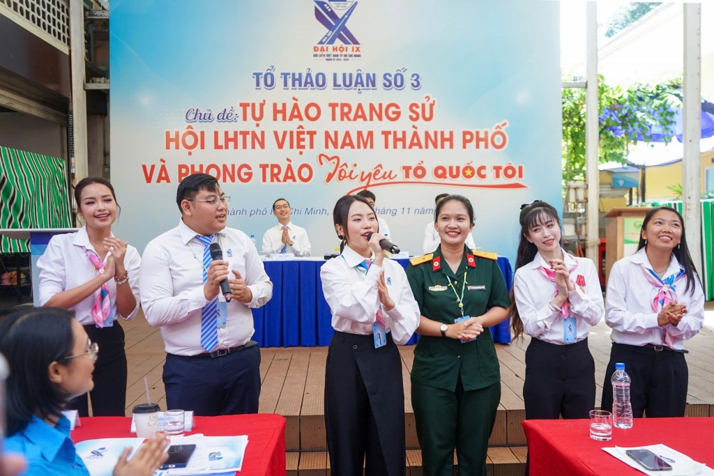 Các đại biểu là ca sĩ, nghệ sĩ, vận động viên, hoa hậu... phát biểu ý kiến và giao lưu