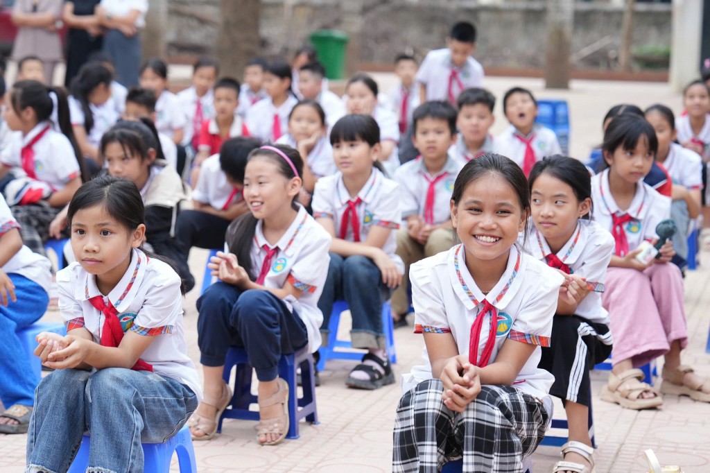 Học sinh xã Nam Phương Tiến rất vui vì được  đoàn công tác tặng quà, động viên tinh thần