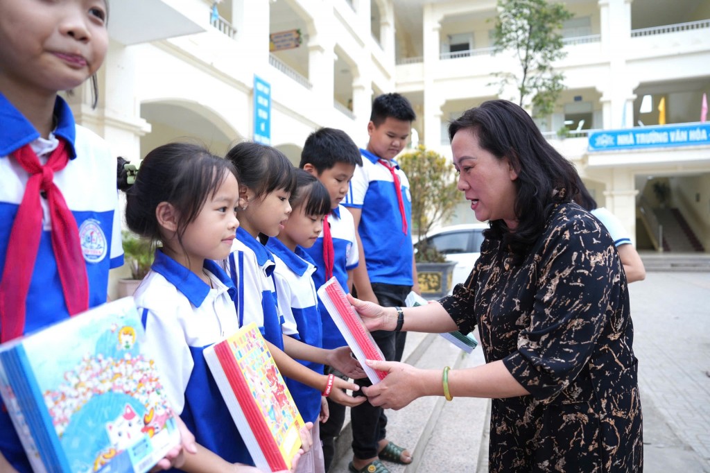 Đồng chí Nguyễn Thị Mai Hương, Phó Giám đốc Sở Thông tin và Truyền thông TP Hà Nội trao sách, vở cho học sinh trường Tiểu học Hợp Tiến B