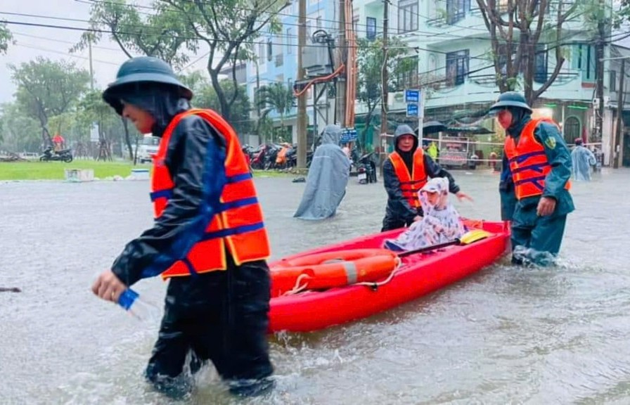 Đà Nẵng: Mưa trắng trời, nhiều khu vực bị ngập úng