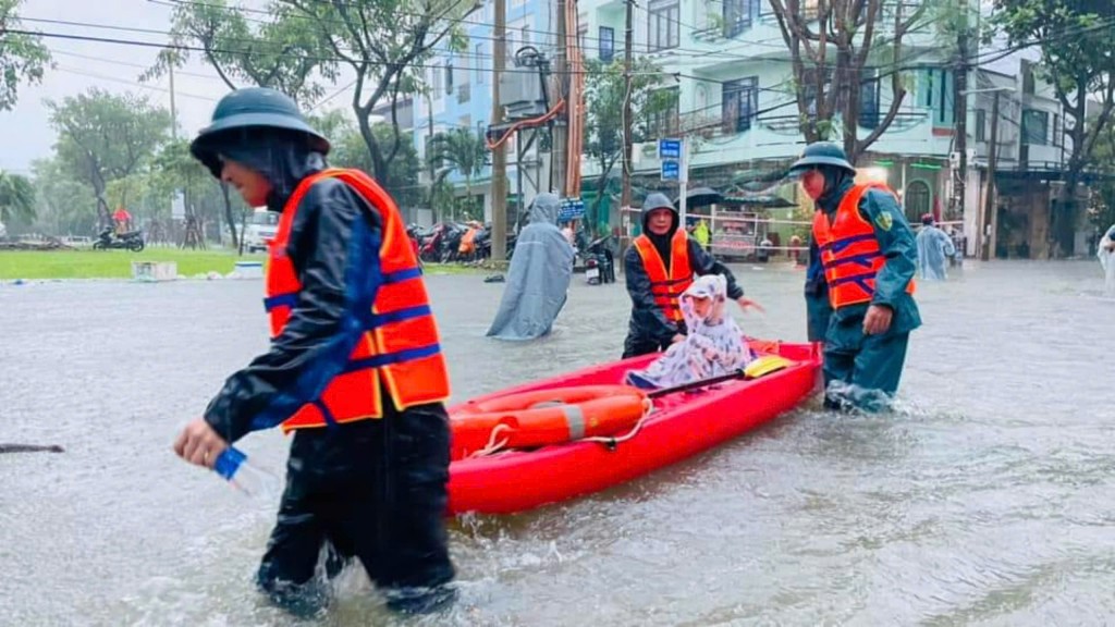 Đà Nẵng: Mưa trắng trời, nhiều khu vực bị ngập úng