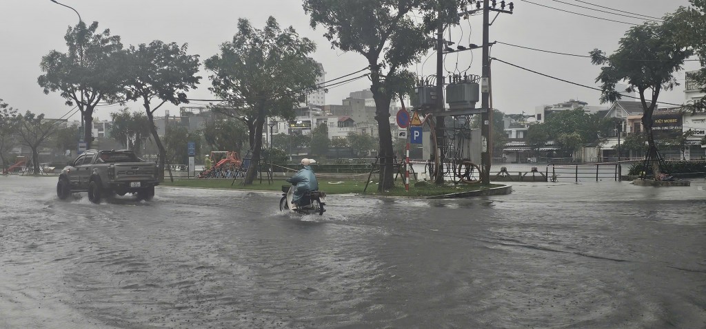 Đà Nẵng: Mưa trắng trời, nhiều khu vực bị ngập úng