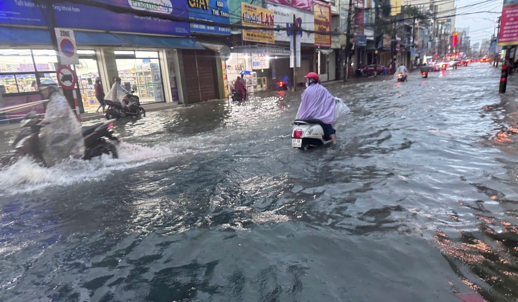 Mưa lớn gây ngập sâu, khiến các phương tiện di chuyển khó khăn 