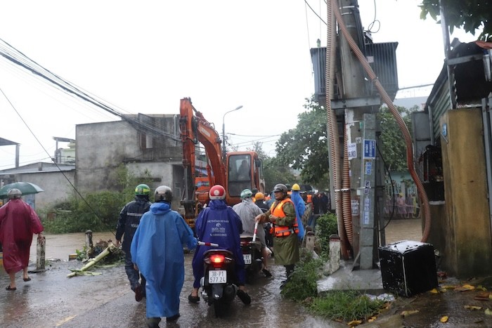 túc trực 24/24h ở khu vực nước sâu, chảy xiết không cho người dân qua lại, đảm bảo an toàn