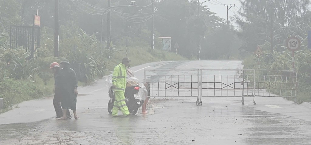 Nhiều ô tô, xe khách phải quay đầu khi lên bán đảo Sơn Trà