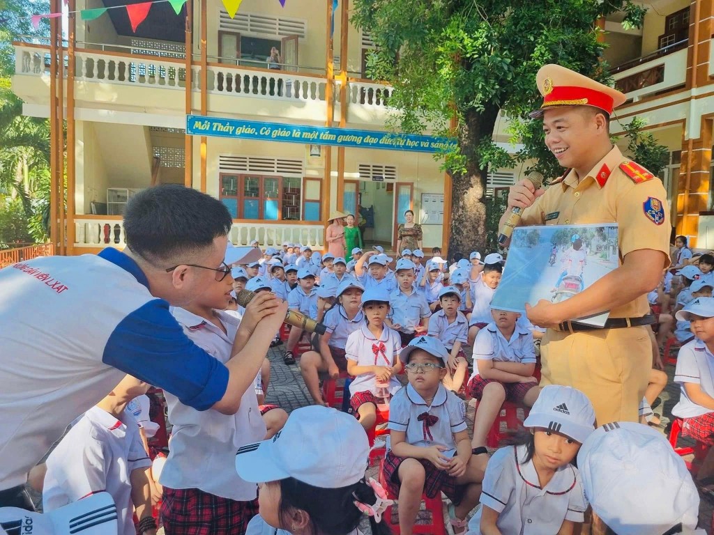 Đội CSGT – Trật tư Công an TP Đông Hà tuyên truyền kiến thức tham gia giao thông an toàn cho các em học sinh 