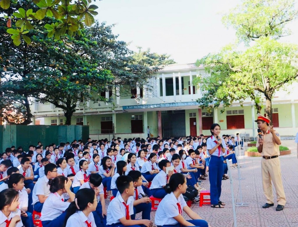 Lực lượng CSGT Công an TP Đông Hà phối hợp hợp với nhà trường tổ chức chương trình ngoại khóa “Chúng em với an toàn giao thông” 