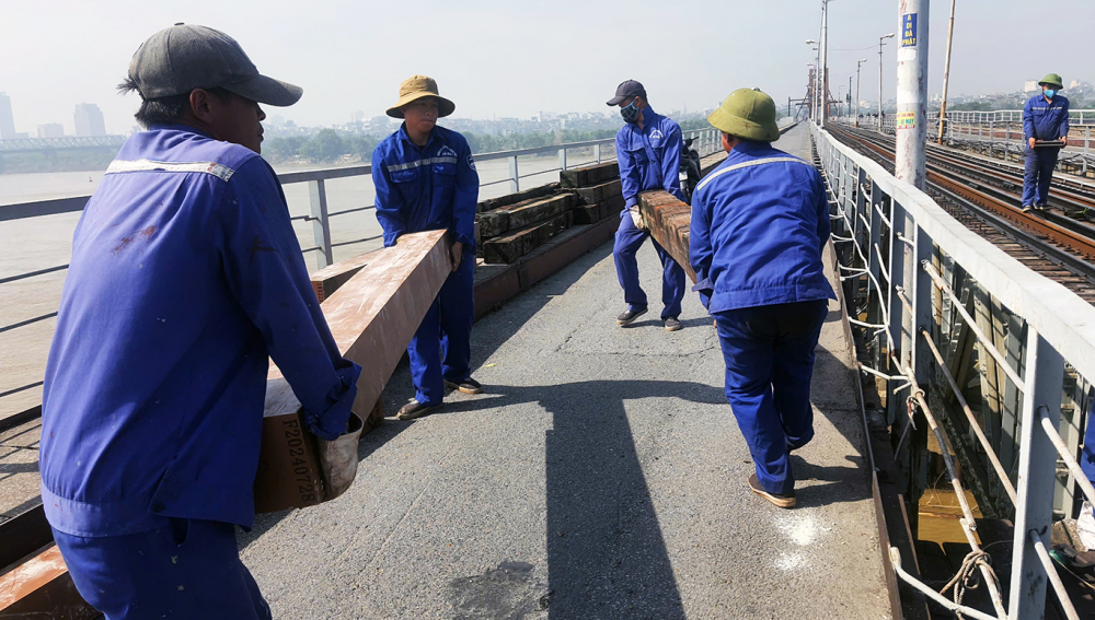 Cầu Long Biên tiếp tục được trùng tu và sửa chữa