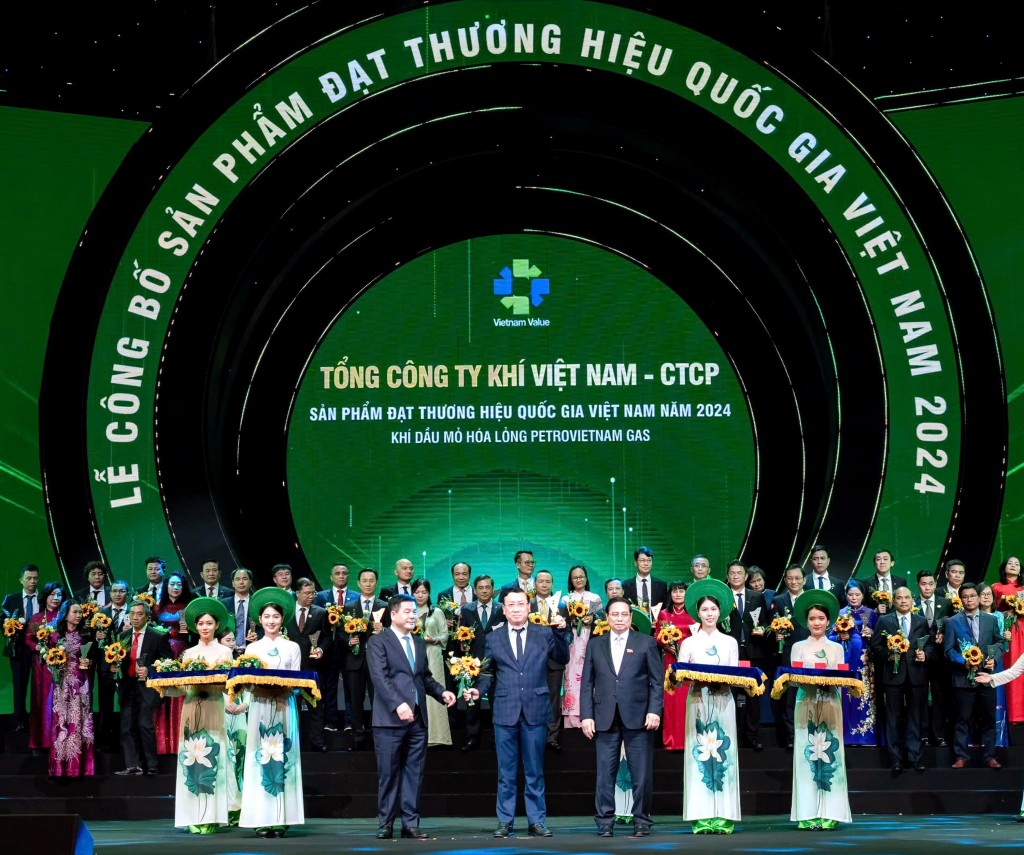 Ông Nguyễn Công Luận, Phó Tổng Giám đốc PV GAS  nhận biểu trưng Thương hiệu Quốc gia 2024