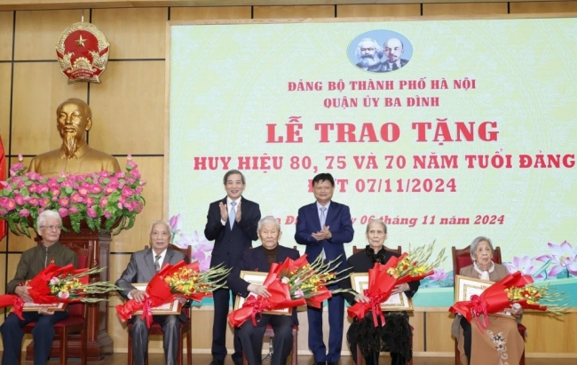 Trao Huy hiệu Đảng tặng 335 đảng viên quận Ba Đình