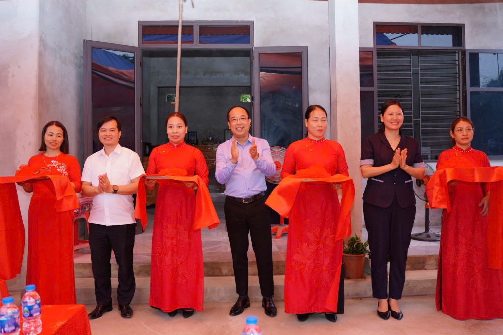 Đoàn công tác cắt băng khánh thành nhà Đại đoàn kết tặng bà Thu