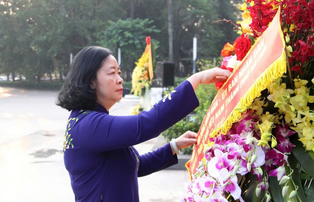 Lãnh đạo TP Hà Nội dâng hoa kỷ niệm Cách mạng Tháng Mười Nga