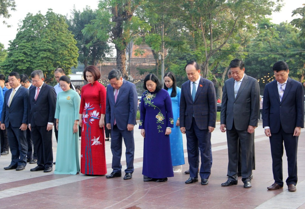 Lãnh đạo TP Hà Nội dâng hoa kỷ niệm Cách mạng Tháng Mười Nga