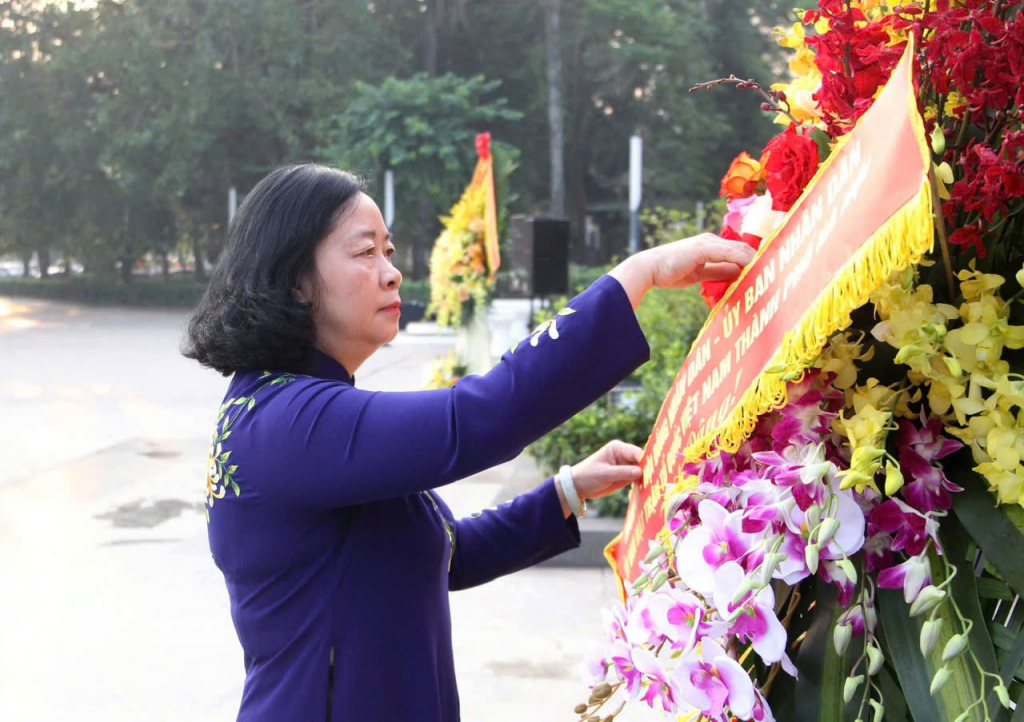 Lãnh đạo TP Hà Nội dâng hoa kỷ niệm Cách mạng Tháng Mười Nga