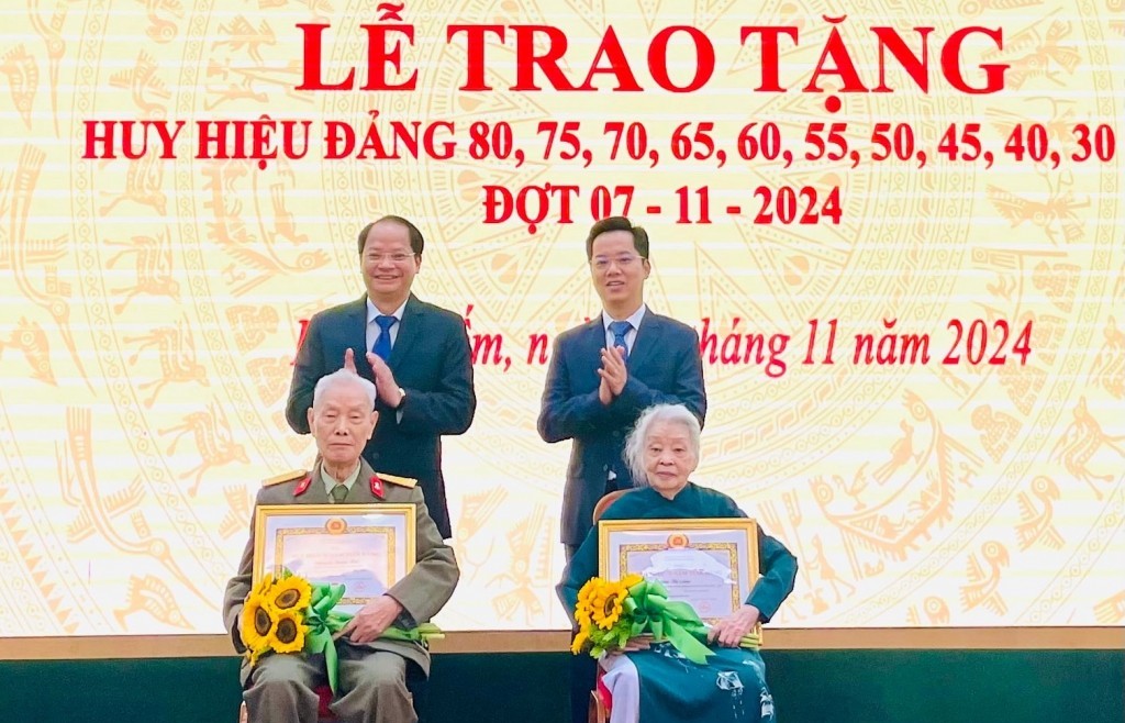 Trao Huy hiệu Đảng tặng đảng viên lão thành quận Hoàn Kiếm