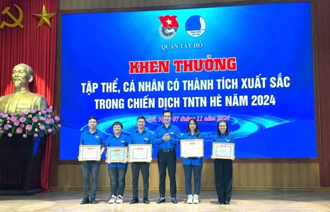 Khen thưởng thanh niên tình nguyện, trao quà tới người dân khó khăn