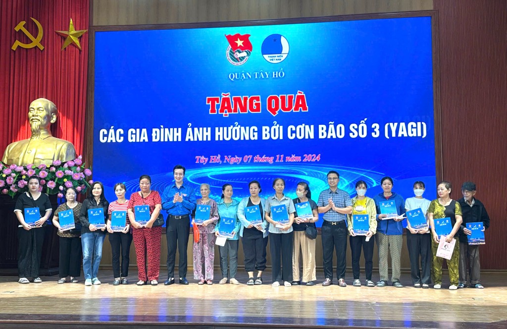 trao quà tới người dân khó khăn