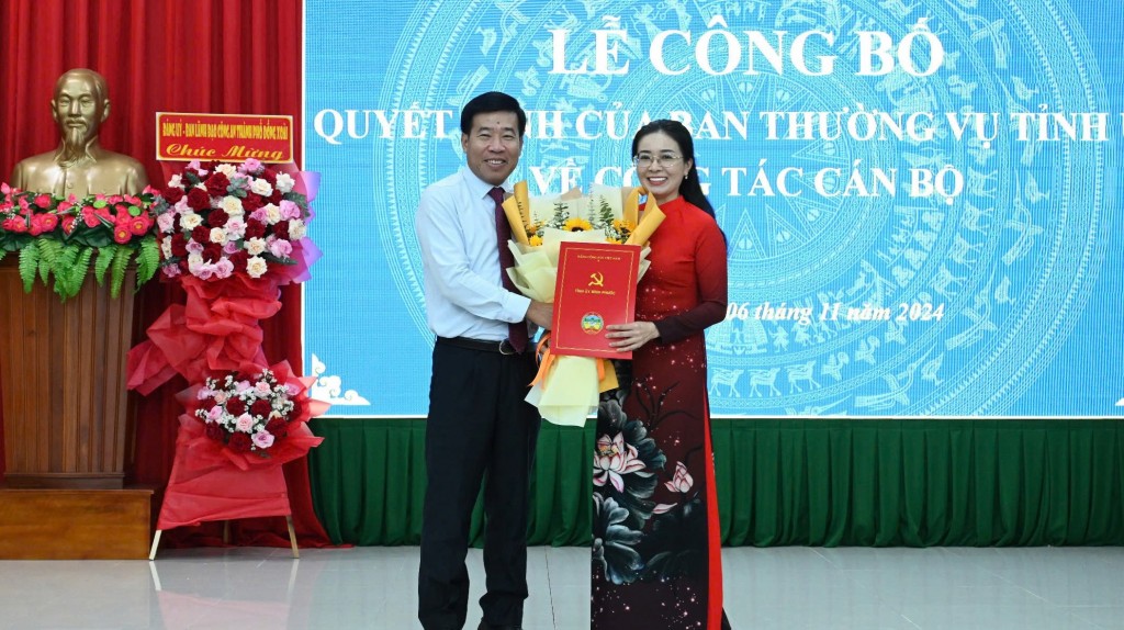 Hình 1: Bí thư Tỉnh ủy Bình Phước trao quyết định điều động, bổ nhiệm cho bà Phạm Thị Bích Thủy. Ảnh: QX 