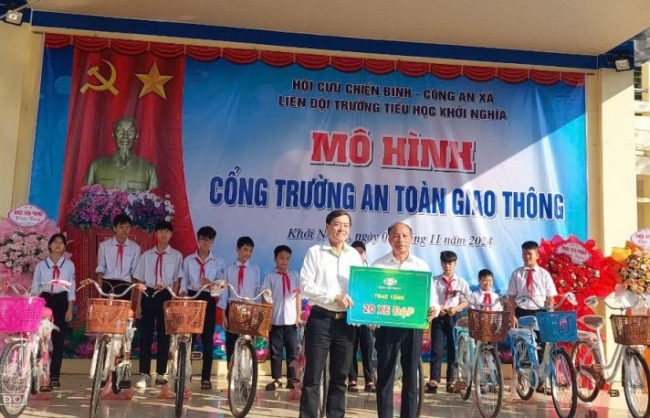 Nhựa Tiền Phong tiếp tục tặng 20 xe đạp và 1.000 mũ bảo hiểm