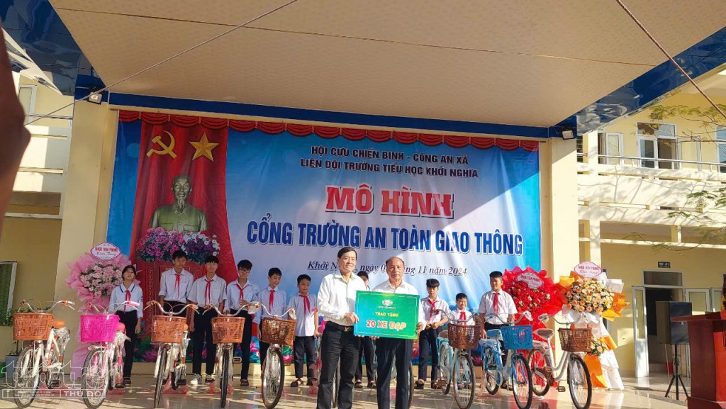 Nhựa Tiền Phong tiếp tục tặng 20 xe đạp và 1.000 mũ bảo hiểm