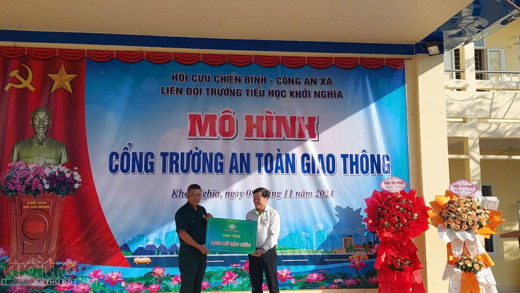 Nhựa Tiền Phong tiếp tục tặng 20 xe đạp và 1.000 mũ bảo hiểm