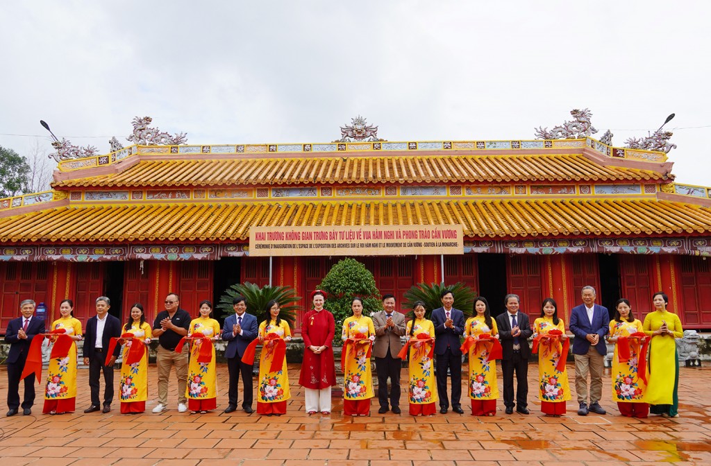 khai trương không gian trưng bày hiện vật, tư liệu về Vua Hàm Nghi và phong trào Cần Vương (Ảnh quangtri.gov)