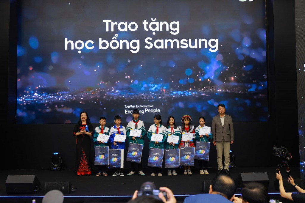 Đại diện Samsung trao tặng học bổng cho đại diện các em học sinh có hoàn cảnh khó khăn vươn lên trong học tập tại sự kiện