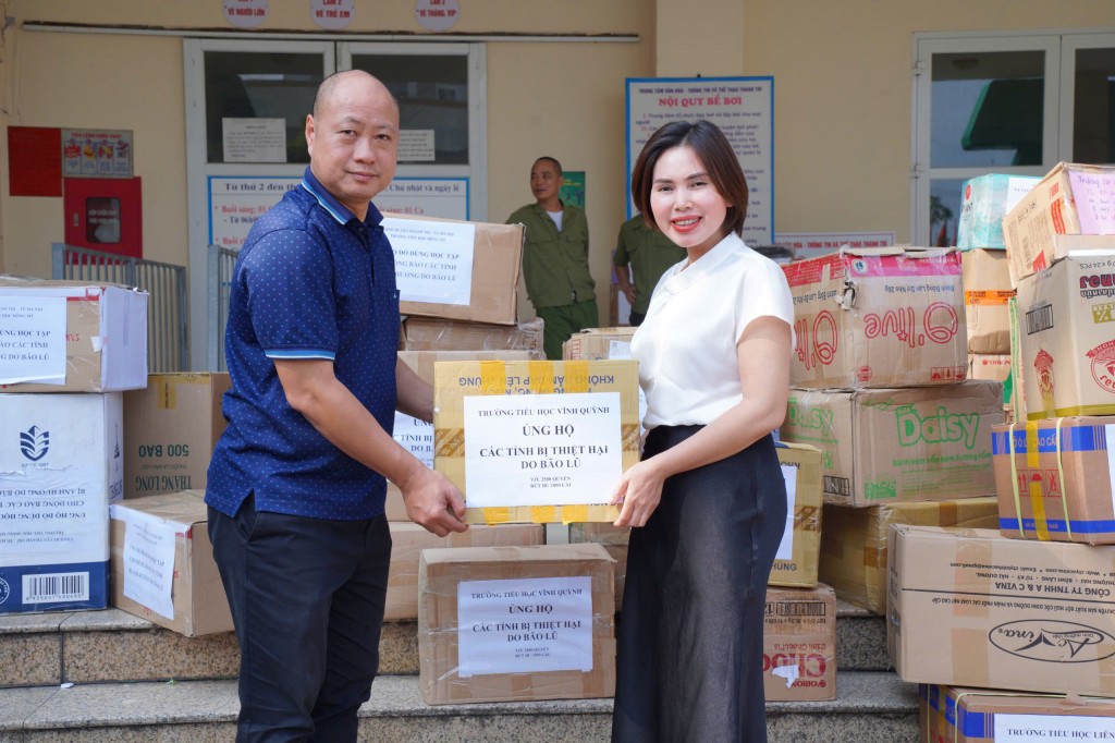 Ông Hoàng Anh Tuấn, chuyên viên Phòng GD&ĐT huyện Thanh Trì trao quà tặng là đồ dùng học tập của các trường trên địa bàn huyện gửi tặng học sinh khó khăn, học sinh bị ảnh hưởng bởi bão lũ