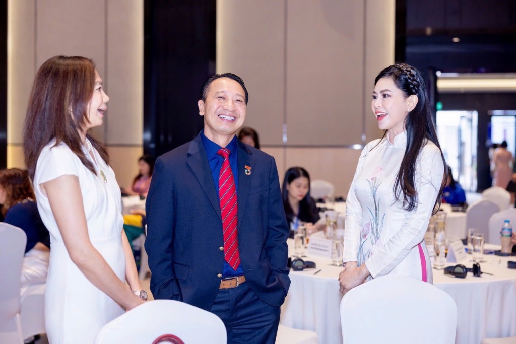 Ông Nguyễn Quang Vinh - Phó Chủ tịch VCCI (chính giữa) trao đổi bên lề cùng CEO IPPG Lê Hồng Thủy Tiên (ngoài cùng bên phải) và khách mời