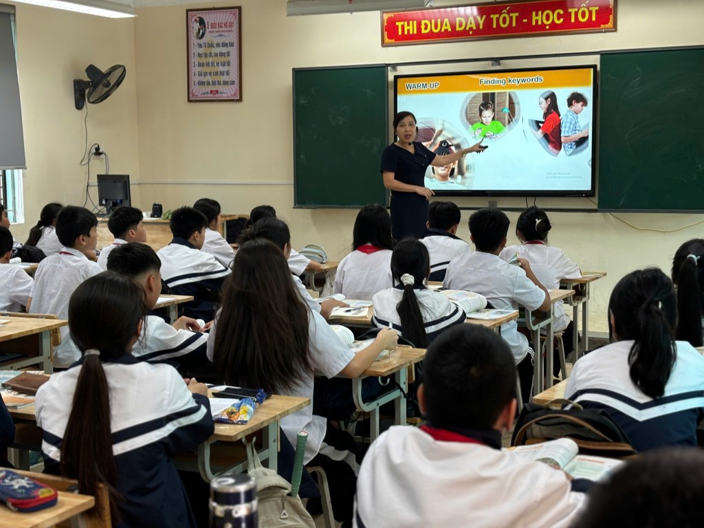 Học sinh trường THCS Đại Đồng trong giờ học tiếng Anh Học sinh trường THCS Đại Đồng trong giờ học tiếng Anh