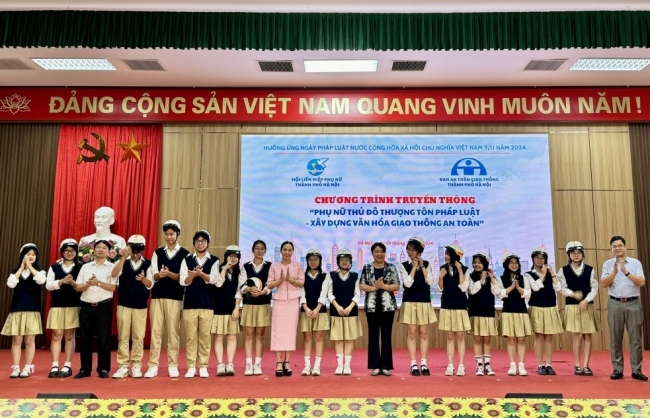 Phụ nữ Thủ đô chung tay xây dựng văn hóa giao thông an toàn