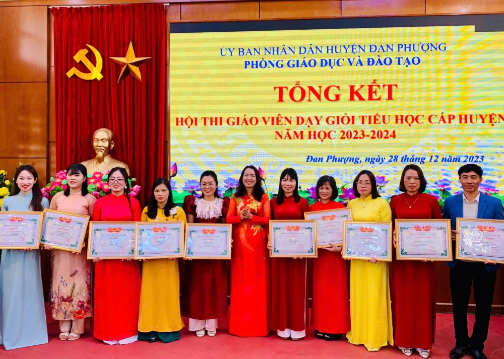 Trưởng phòng GD&amp;ĐT huyện Đan Phượng Bùi Thị Thu Hằng tặng giấy khen cho các tập thể, cá nhân có thành tích xuất sắc trong công tác trồng người