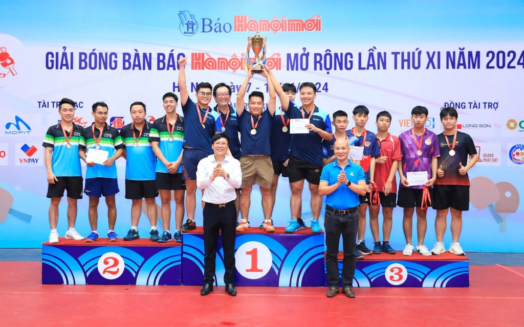 Phó Chủ tịch Hội truyền thông số Việt Nam Hồ Quang Lợi và ông Đào Mạnh Chung (đại diện Tập đoàn Dầu khí Việt Nam) trao giải cho các đội ở nội dung đồng đội nam phong trào. Ảnh: Quang Thái