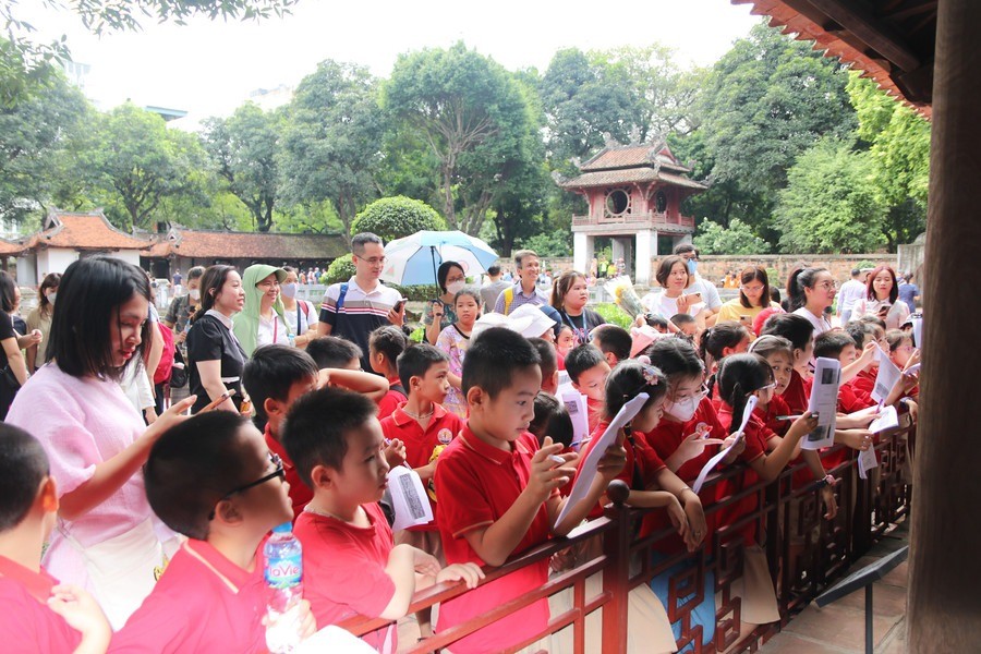 Học sinh trường Tiểu học Bế Văn Đàn (quận Đống Đa, Hà Nội) trải nghiệm tại khu di tích Văn Miếu - Quốc Tử Giám