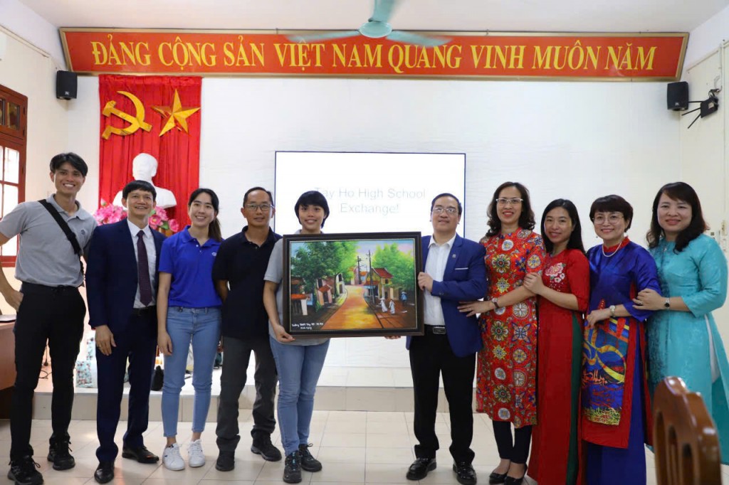 Nhấn vào ảnh để phóng to Trường THPT Tây Hồ giao lưu chia sẻ việc dạy Tiếng Anh với trường đại học tại Singapore