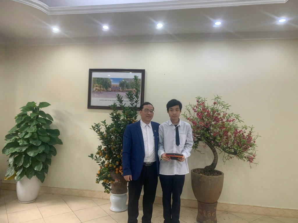 Nhấn vào ảnh để phóng to Thầy hiệu trưởng Nguyễn Anh Tuấn chúc mừng học sinh ưu tú Nguyễn Hàn Bách