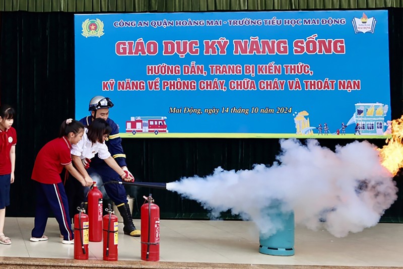 Các học sinh trường Tiểu học Mai Động (quận Hoàng Mai) được hướng dẫn kiến thức, kỹ năng phòng cháy, chữa cháy, thoát hiểm 